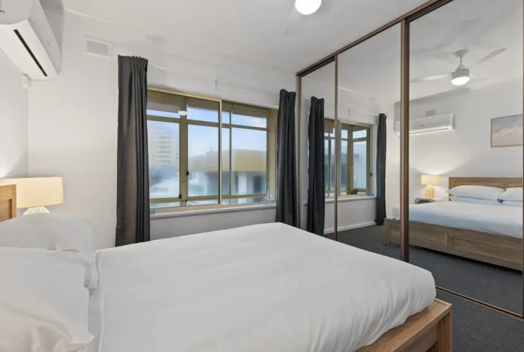 Beachside 2-bed Apartment With Balcony Views