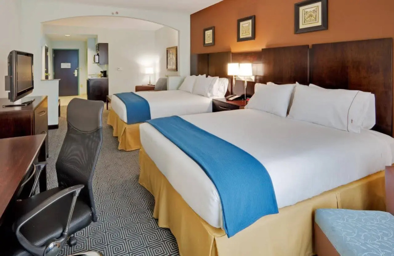 Holiday Inn Express & Suites Warminster - Horsham by IHG