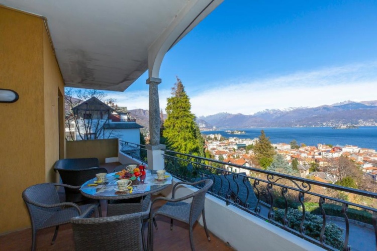 Apartment with lake view