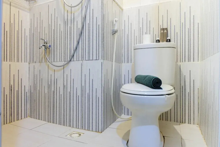 Modern and Comfy 2BR Green Pramuka Apartment