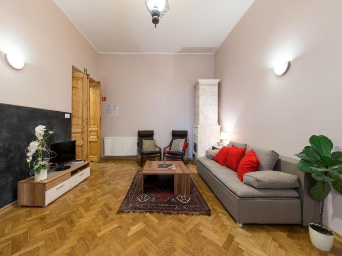 5 Bedrooms Apartment