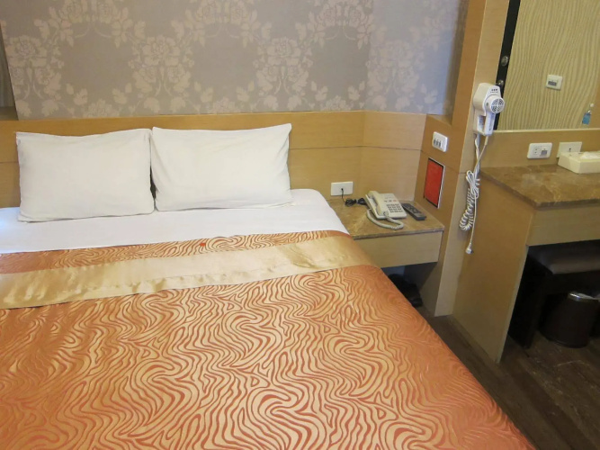 Happy Hotel