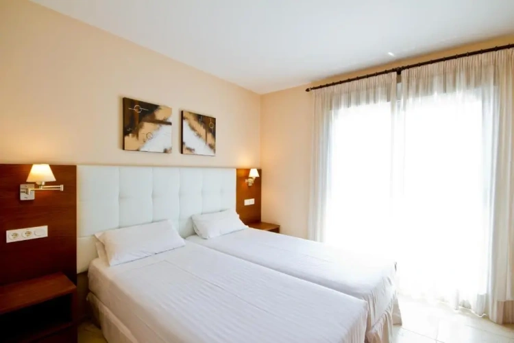 2 Bedrooms Ground Floor Apartment