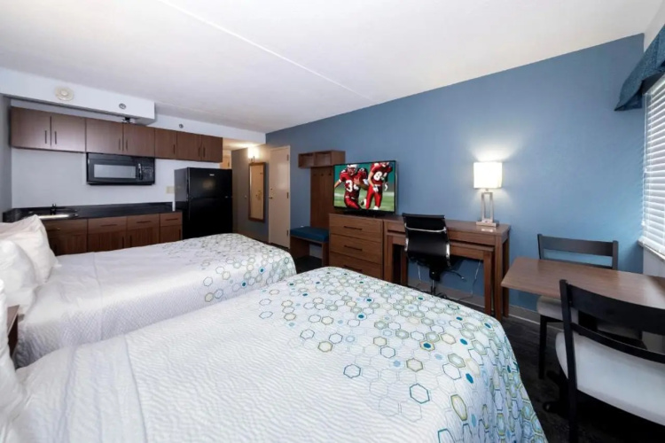 Hometowne Studios By Red Roof Bradenton - Ellenton, FL