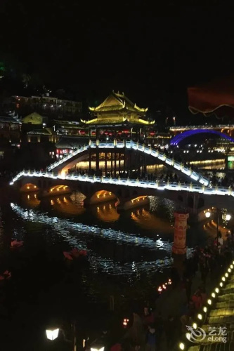 Yijian River View Guesthouse(凤凰亦间江景民宿)