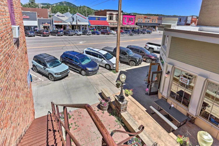 Shop, Hike & Explore! Historic Dtwn Custer Apt