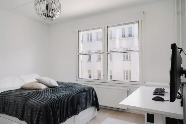 Modern 1BR Apartment with Balcony