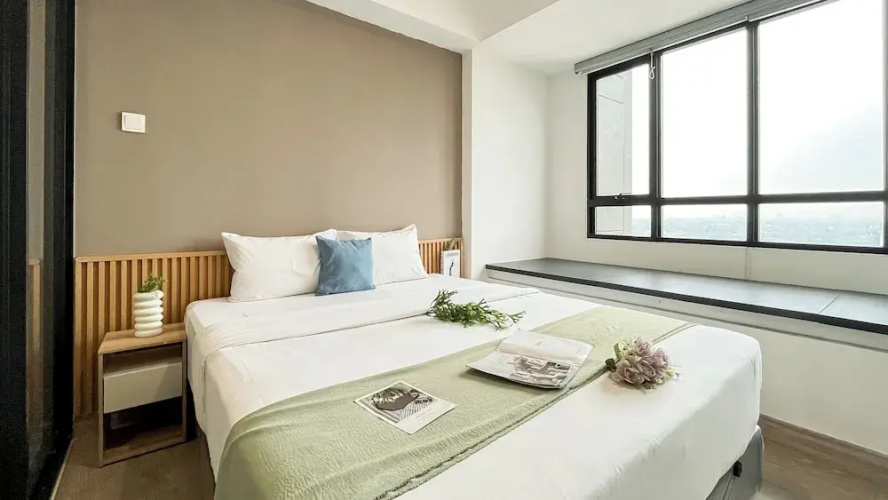 Basic Brown Accent 1Br Apartment Collins Boulevard