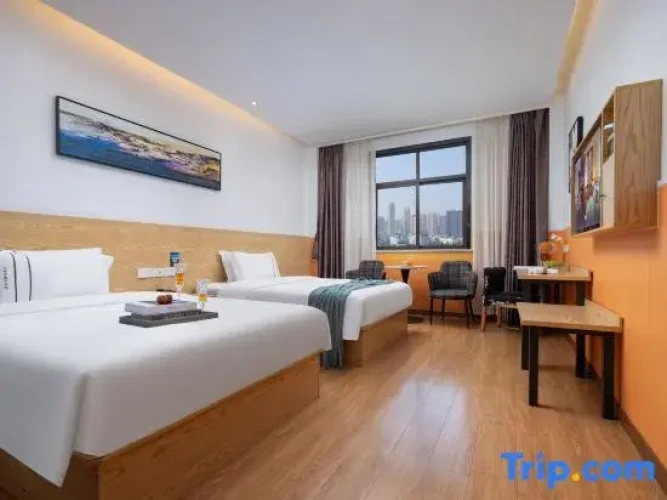 Deluxe Quadruple room with city view