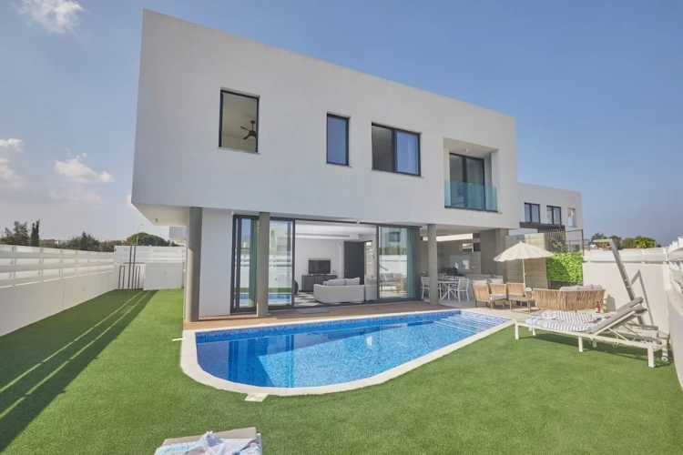 3 Bedrooms Villa with garden view