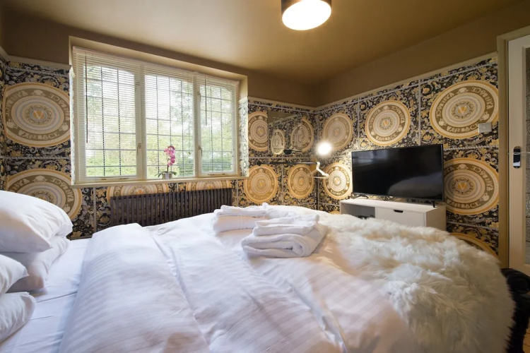 Deluxe 2/3 Bed Hottub Skytv