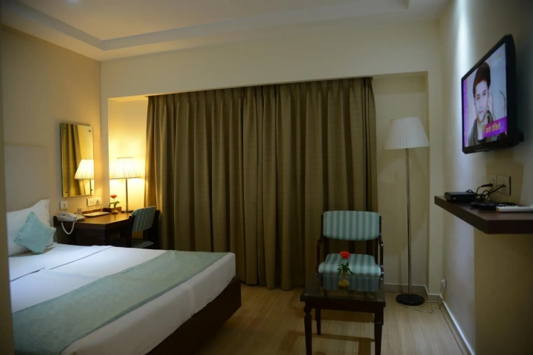 Standard Double Club room with city view