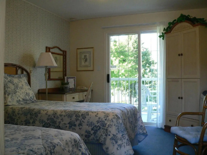 Lakeside Country Inn