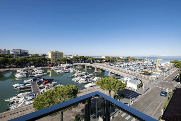 1 Bedroom Deluxe Double room with balcony and with bay view