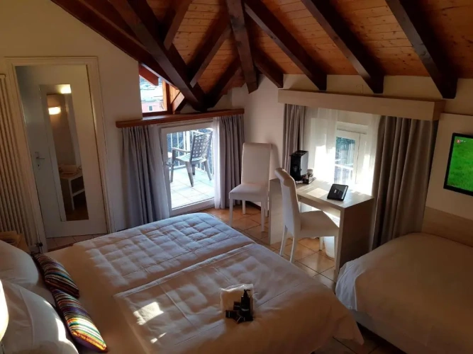 Standard Triple room with lake view