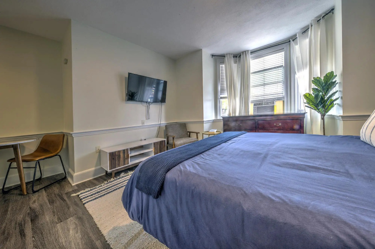 Gorgeous Studio with Bay Windows!