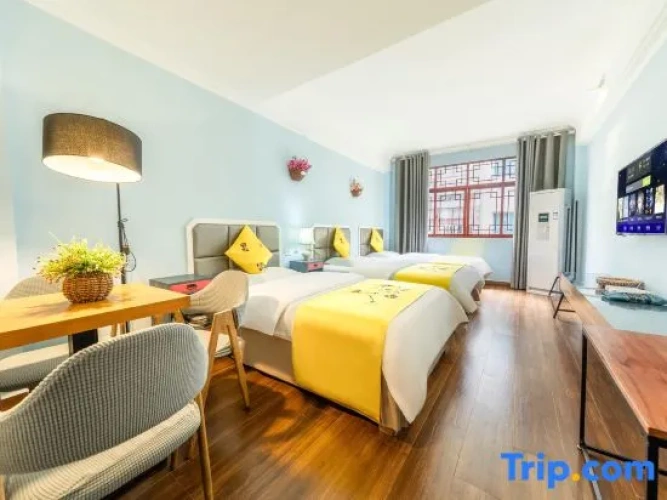 Standard Triple room with view