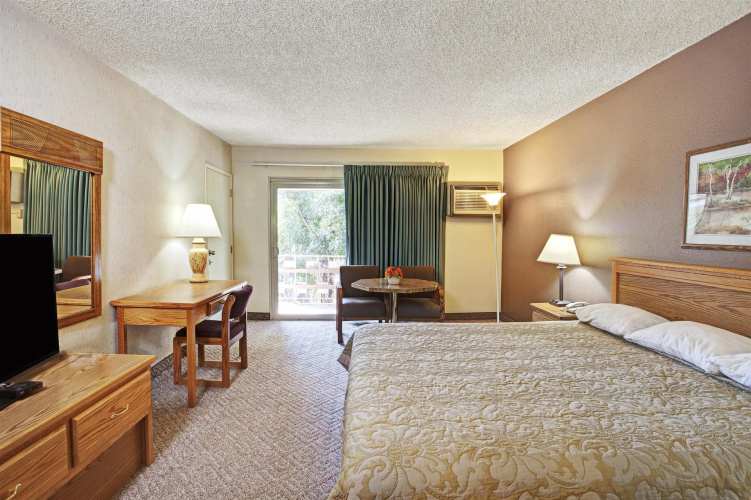 Super 8 by Wyndham Long Beach