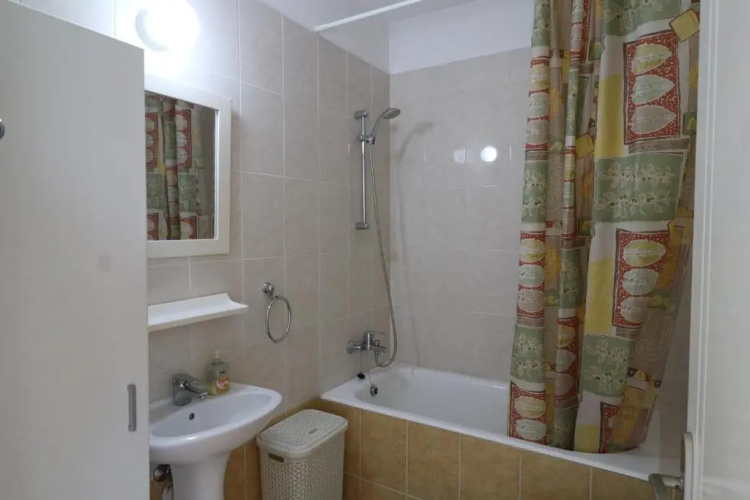 Sunset apartment with pool & 10 mins to Venus beach