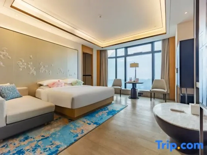 2 Bedrooms Deluxe Family Suite with lake view