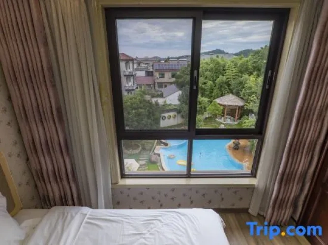Standard Twin room with pool view