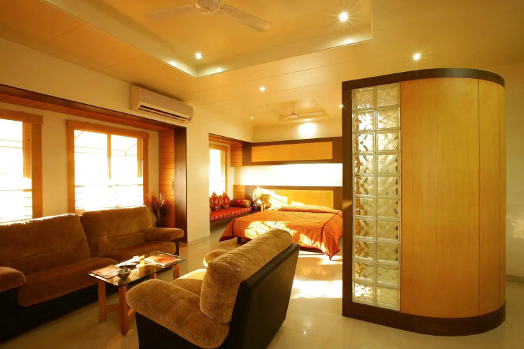 Hotel Orient Crown, Kolhapur