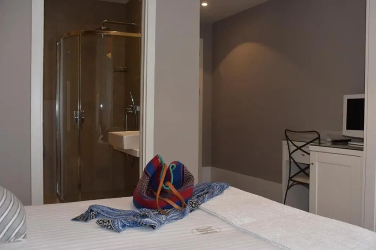 Comfort Double room with balcony and with partial sea view