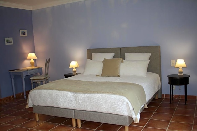 Standard Triple room with garden view