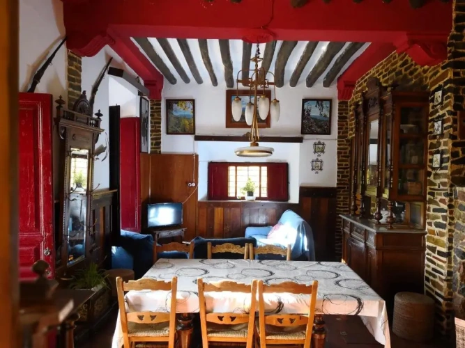 5 Bedrooms Cottage