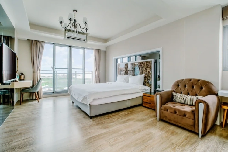 Grand Double room with balcony and with partial ocean view