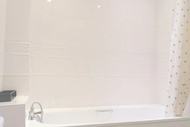 2 Bed - Sleeps 4 - Free Parking - 5 Min to Centre