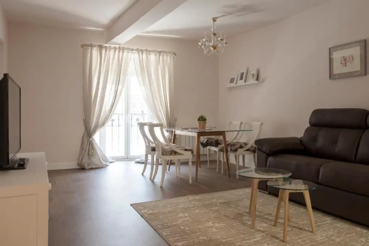 2 Bedrooms Apartment