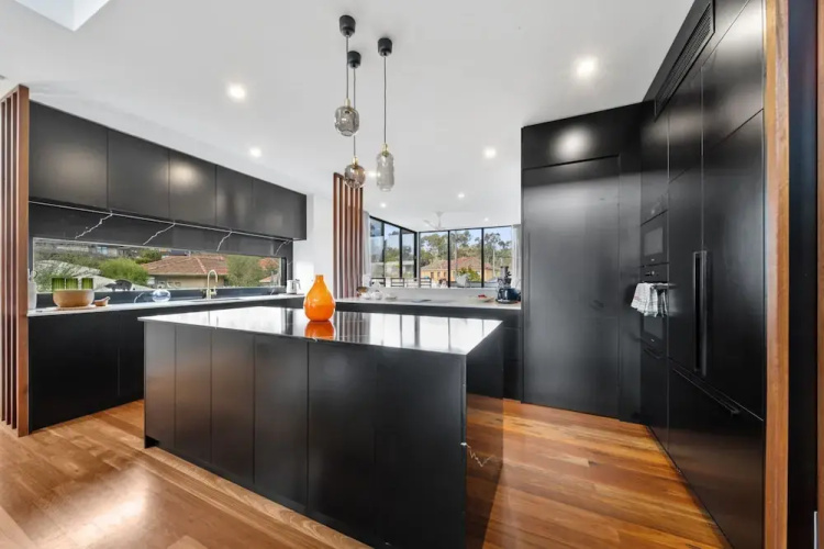 Luxurious 2-bed: Pool, Lift, Dining