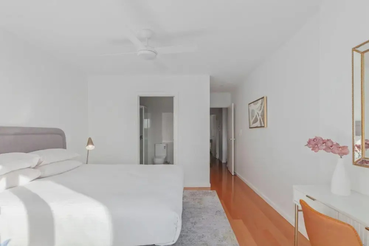 Bright 2-bed Apartment With Balcony & Garage