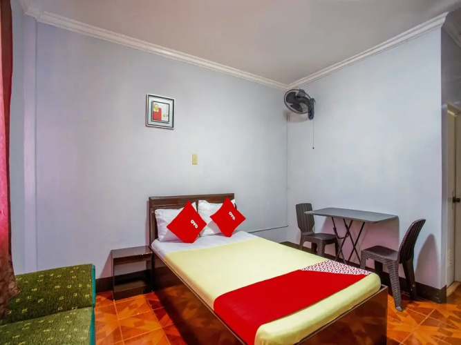 OYO 812 Laura's Hotel