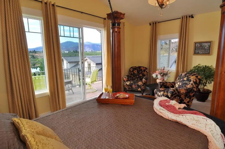 Lake's Edge Tuscan Lodge