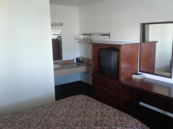 Economy Inn Holland