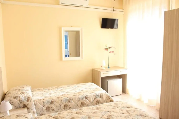 Standard Twin room with balcony and with partial sea view
