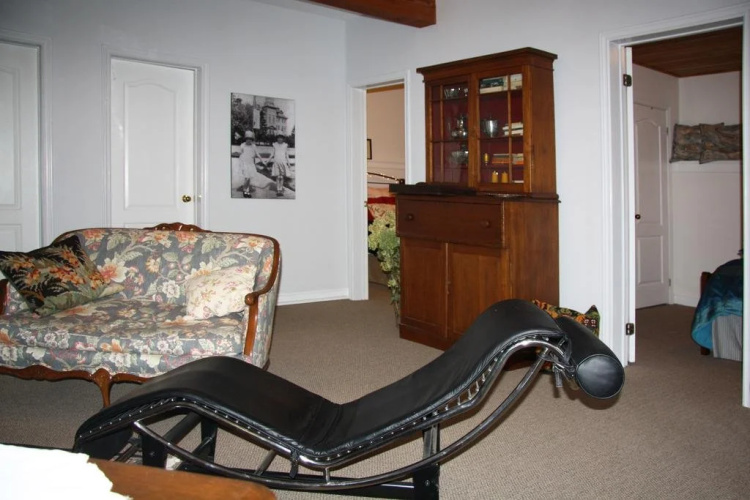 2 Moon Cottage Bed & Breakfast