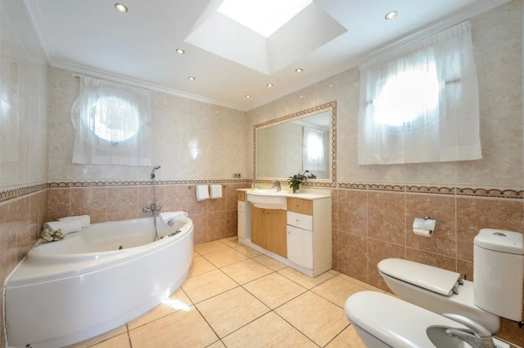 4 Bedrooms Villa