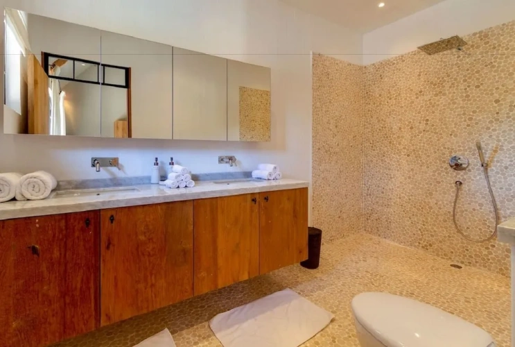 5 Bedrooms Villa