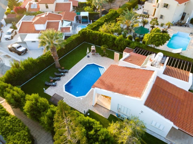 2 Bedrooms Villa