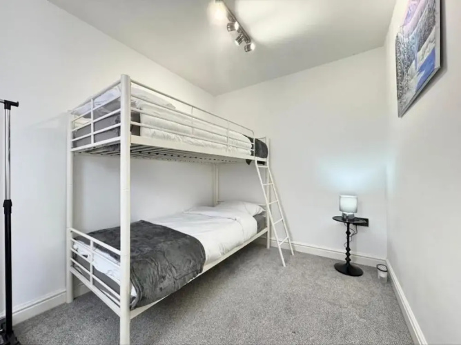 4 Guests - 2 Bedrooms - Parking - 9min City Centre