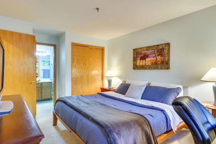 Walkable Frisco Condo: Mtn Views & Shared Hot Tub!