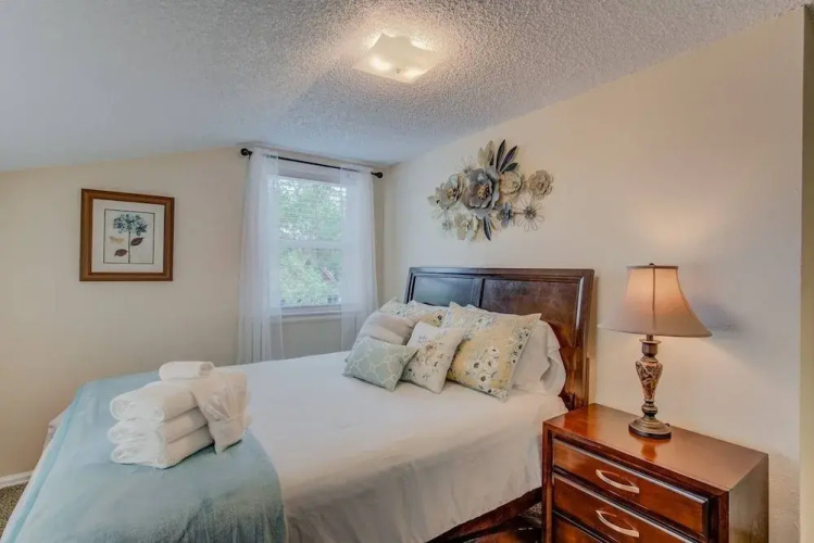 3 Bedroom Downtown with Firepit