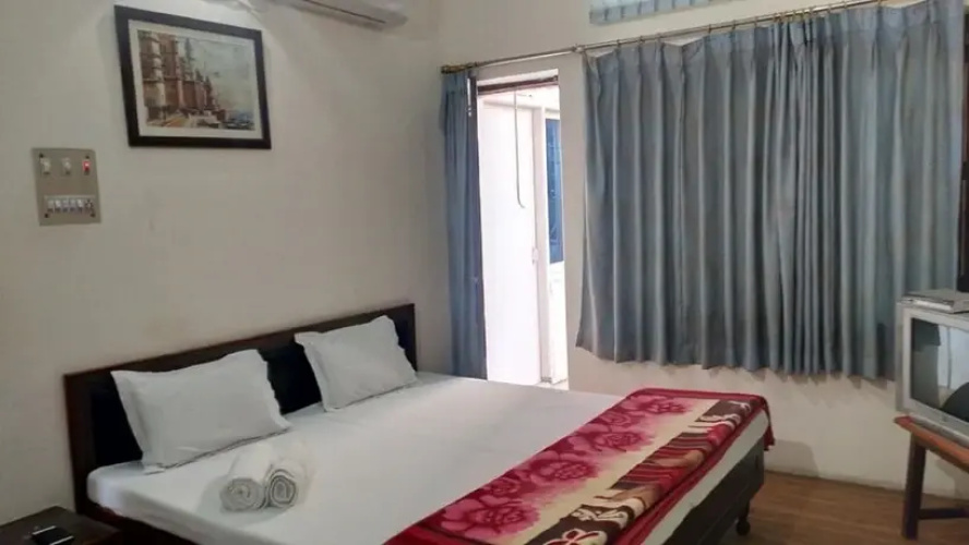 Goroomgo Esan House Varanasi