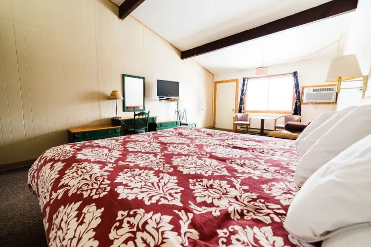 Hiawatha Lodge Inn