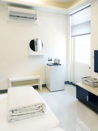 1 Bedroom Standard Quadruple Family room with mountain view