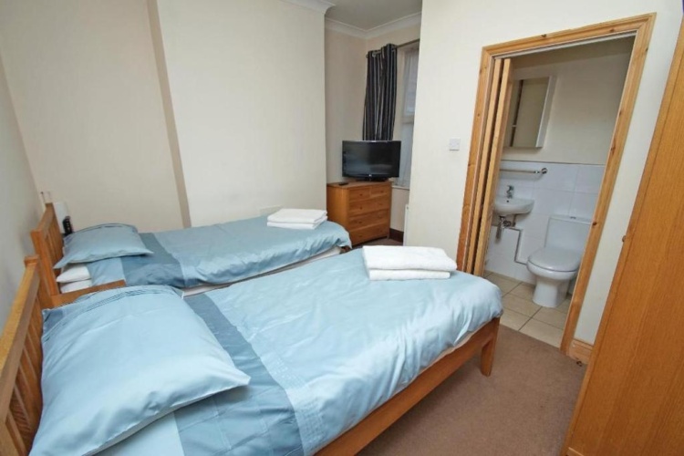 5 Bedrooms Cottage