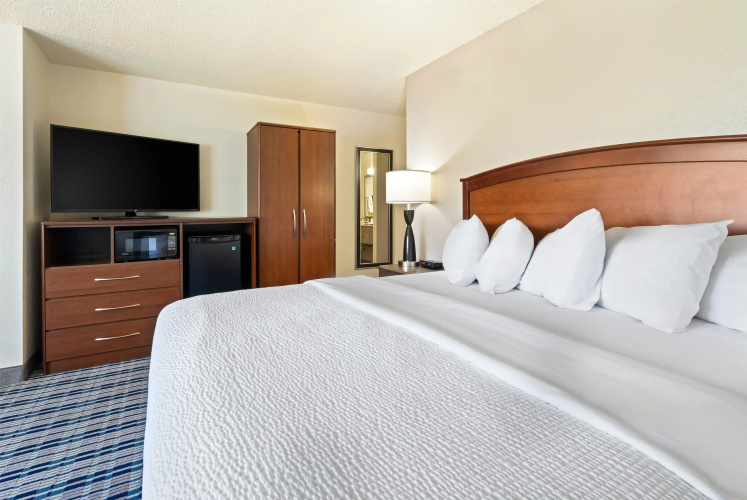 AmericInn by Wyndham Dickinson